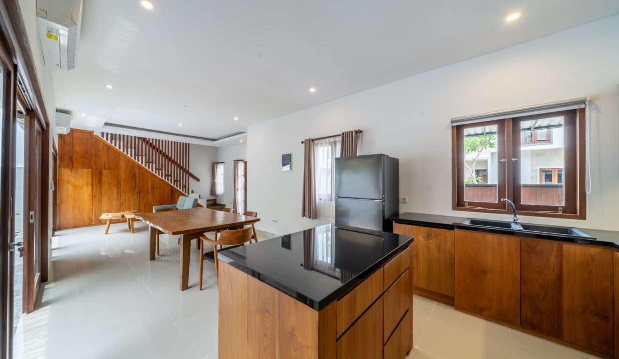 Spacious 4-Bedroom Villa for Sale in Kerobokan Residential Complex (11)