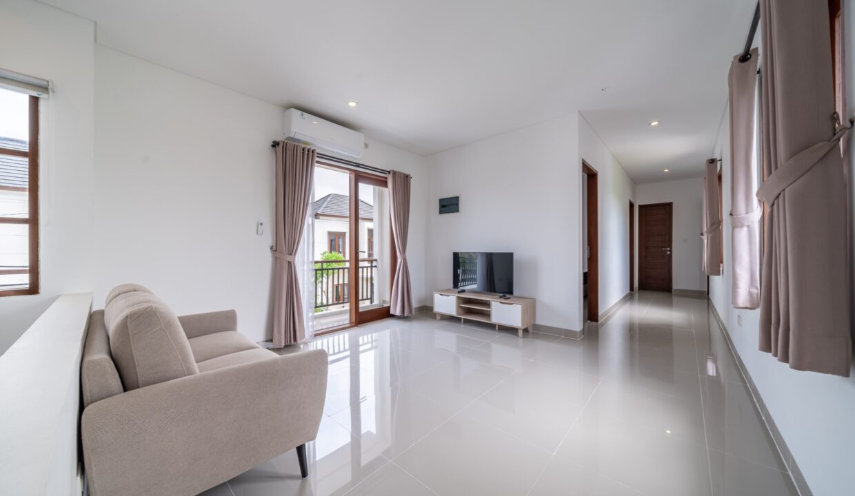 Spacious 4-Bedroom Villa for Sale in Kerobokan Residential Complex (12)