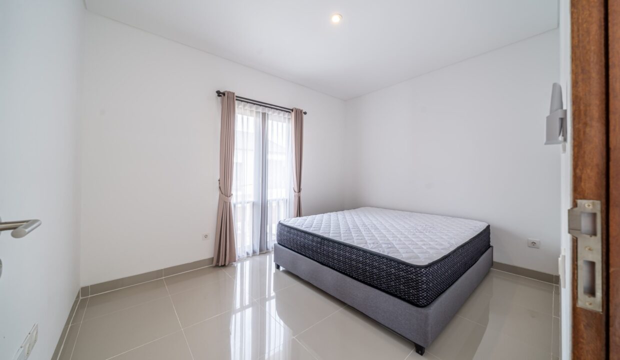 Spacious 4-Bedroom Villa for Sale in Kerobokan Residential Complex (14)