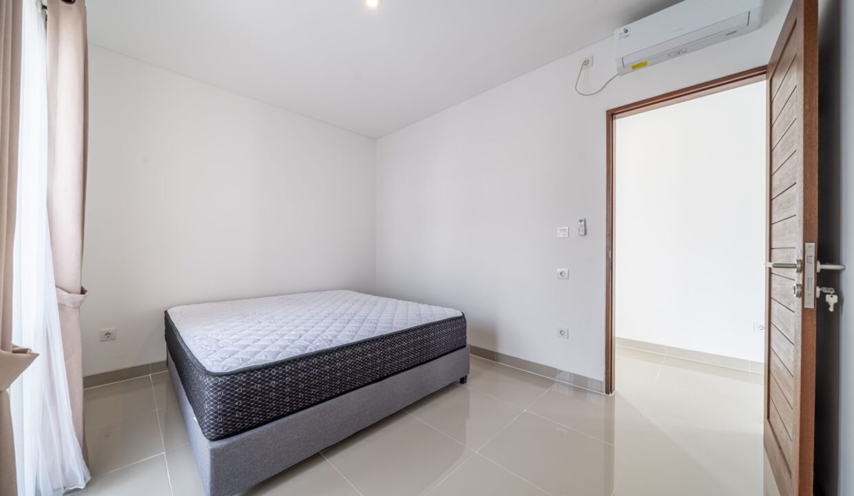 Spacious 4-Bedroom Villa for Sale in Kerobokan Residential Complex (15)