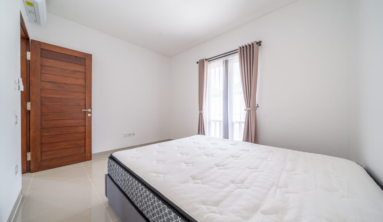Spacious 4-Bedroom Villa for Sale in Kerobokan Residential Complex (16)