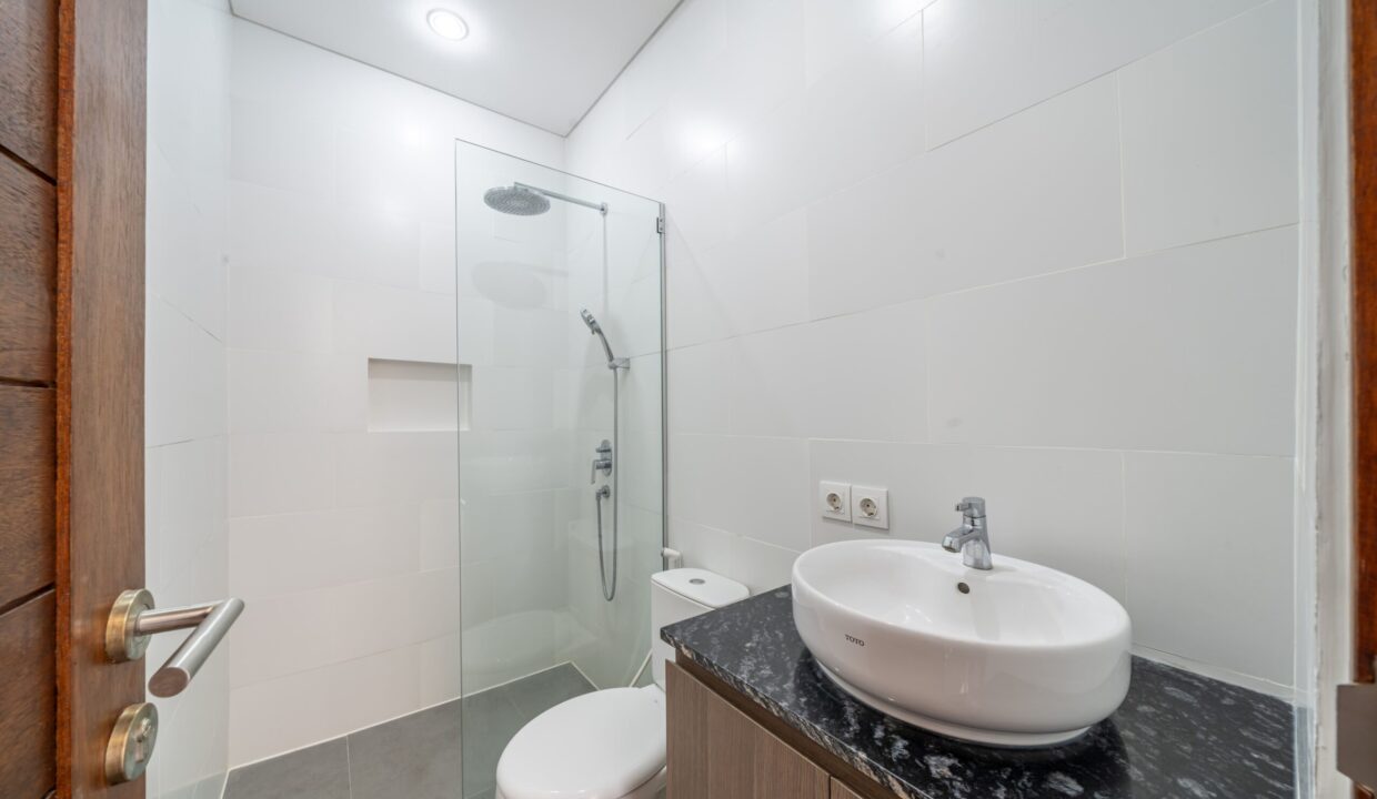 Spacious 4-Bedroom Villa for Sale in Kerobokan Residential Complex (17)