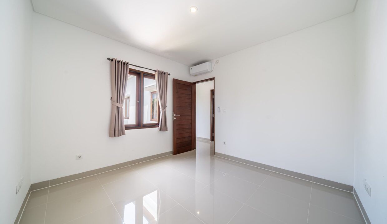 Spacious 4-Bedroom Villa for Sale in Kerobokan Residential Complex (19)