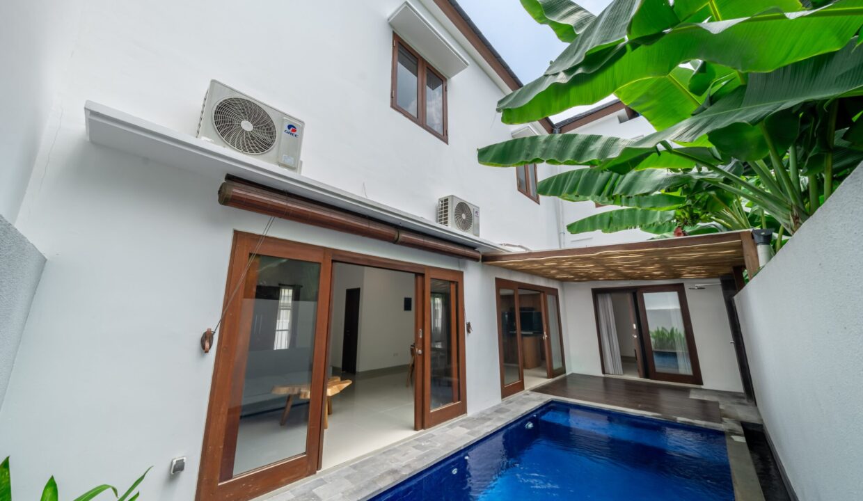 Spacious 4-Bedroom Villa for Sale in Kerobokan Residential Complex (2)