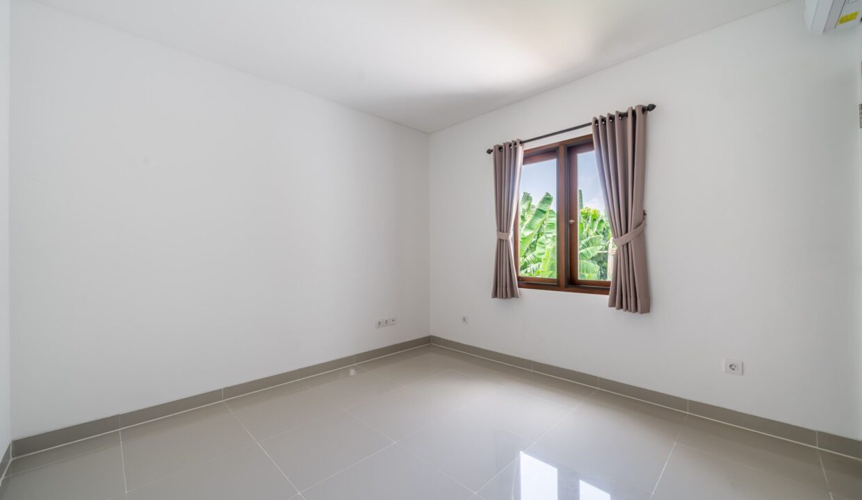 Spacious 4-Bedroom Villa for Sale in Kerobokan Residential Complex (20)