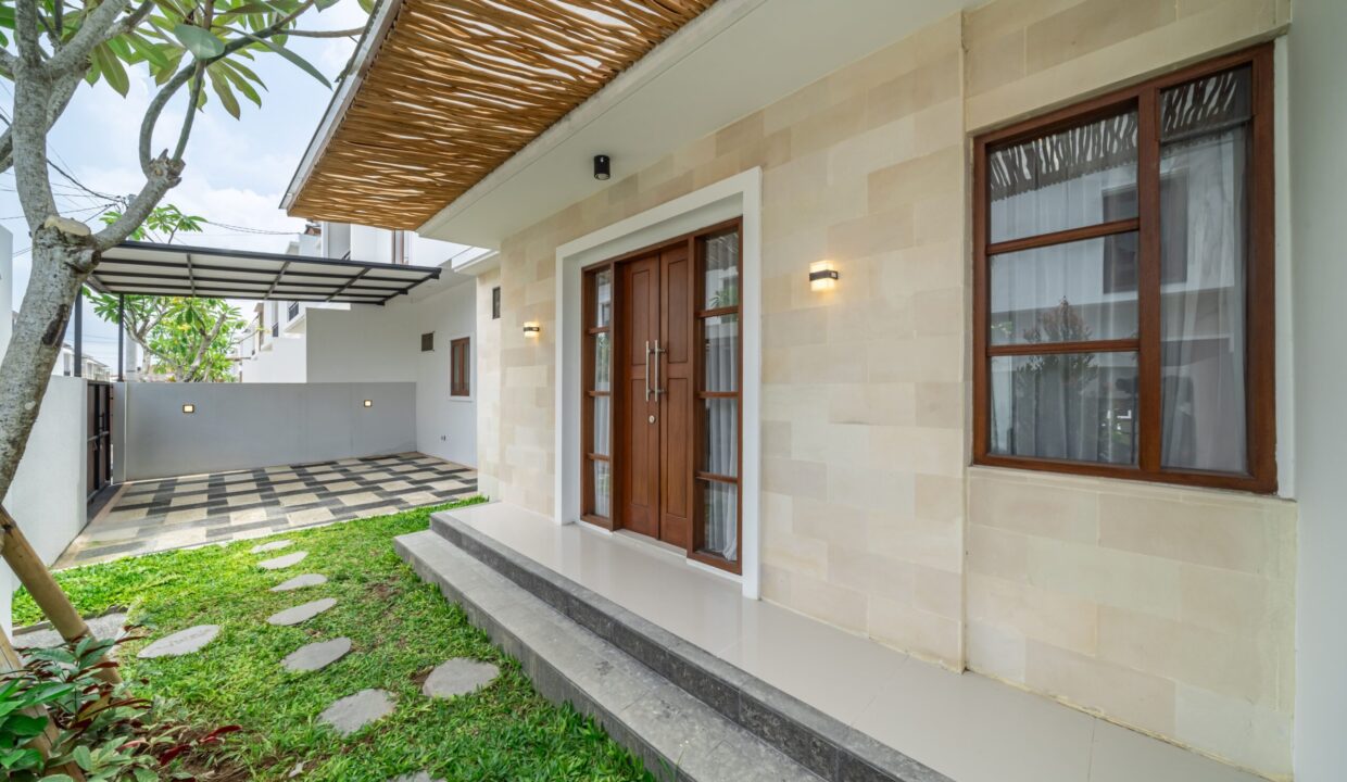 Spacious 4-Bedroom Villa for Sale in Kerobokan Residential Complex (21)