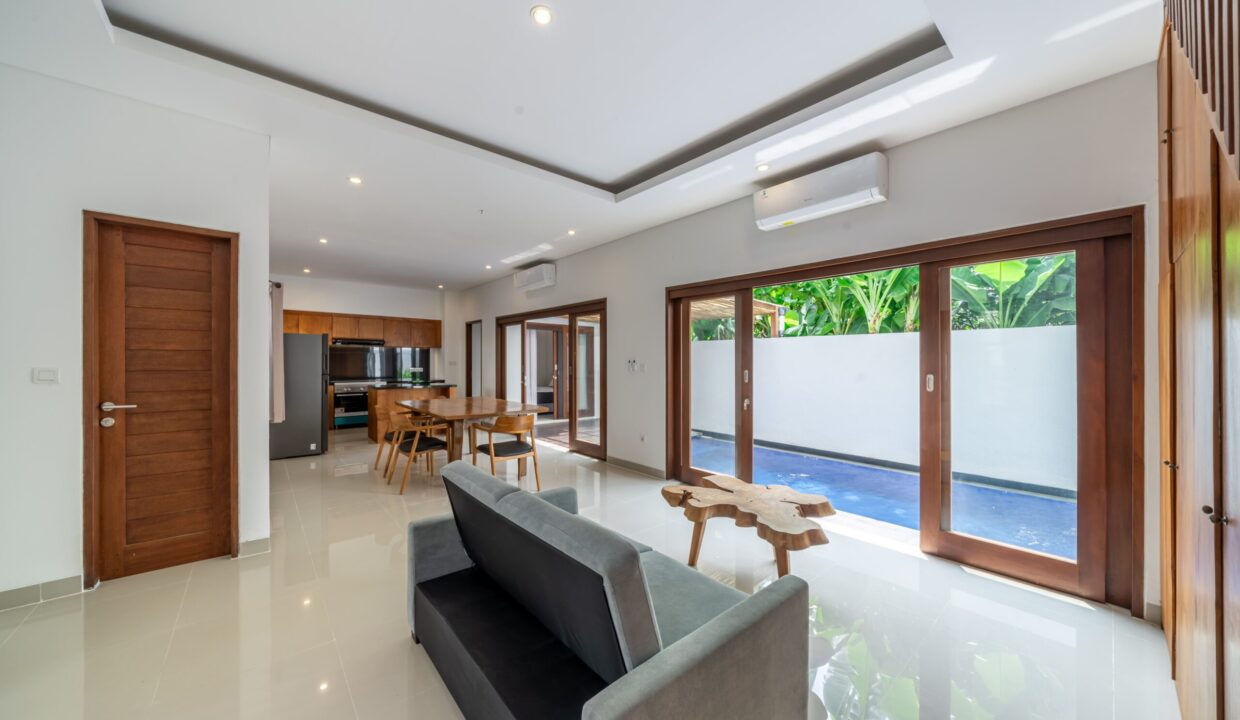 Spacious 4-Bedroom Villa for Sale in Kerobokan Residential Complex (5)
