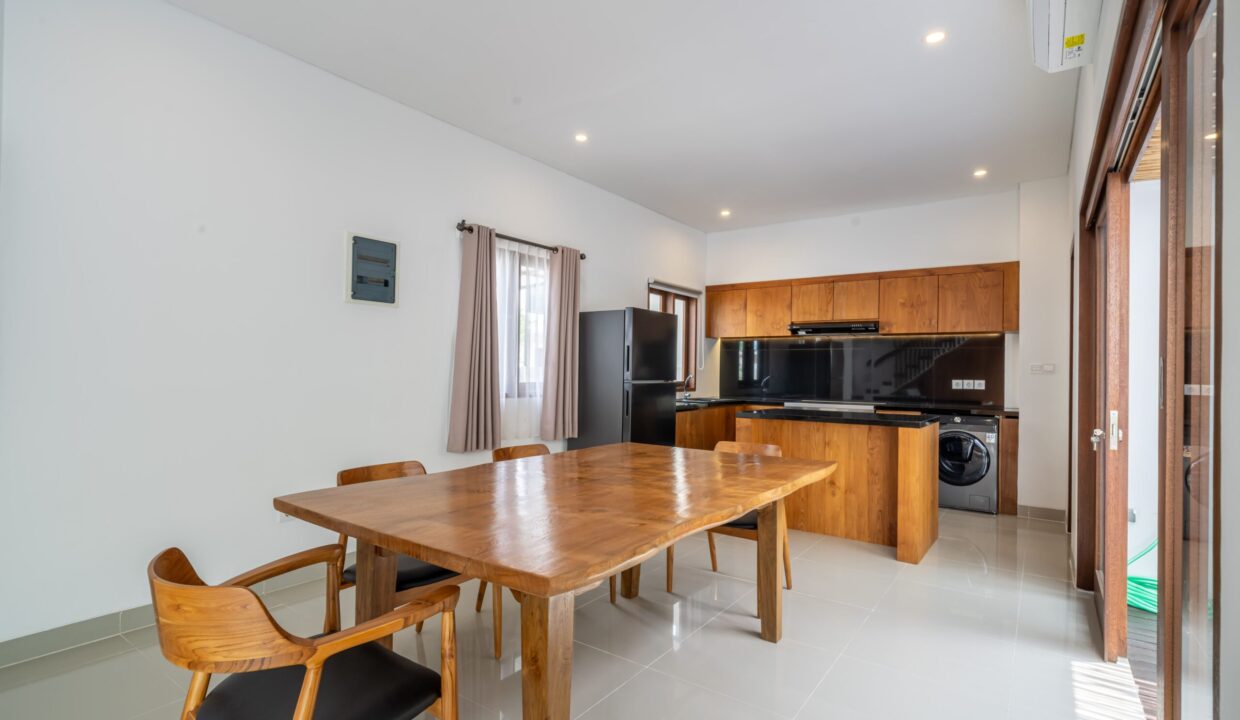 Spacious 4-Bedroom Villa for Sale in Kerobokan Residential Complex (7)