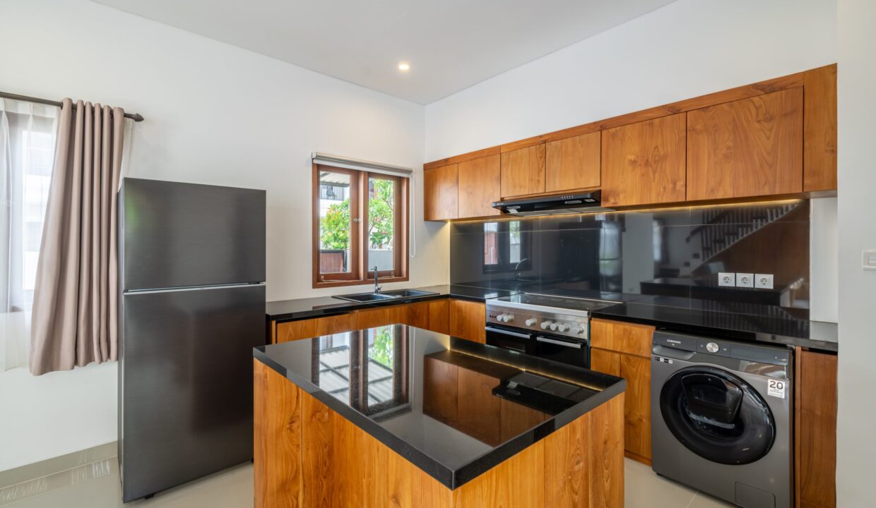 Spacious 4-Bedroom Villa for Sale in Kerobokan Residential Complex (9)