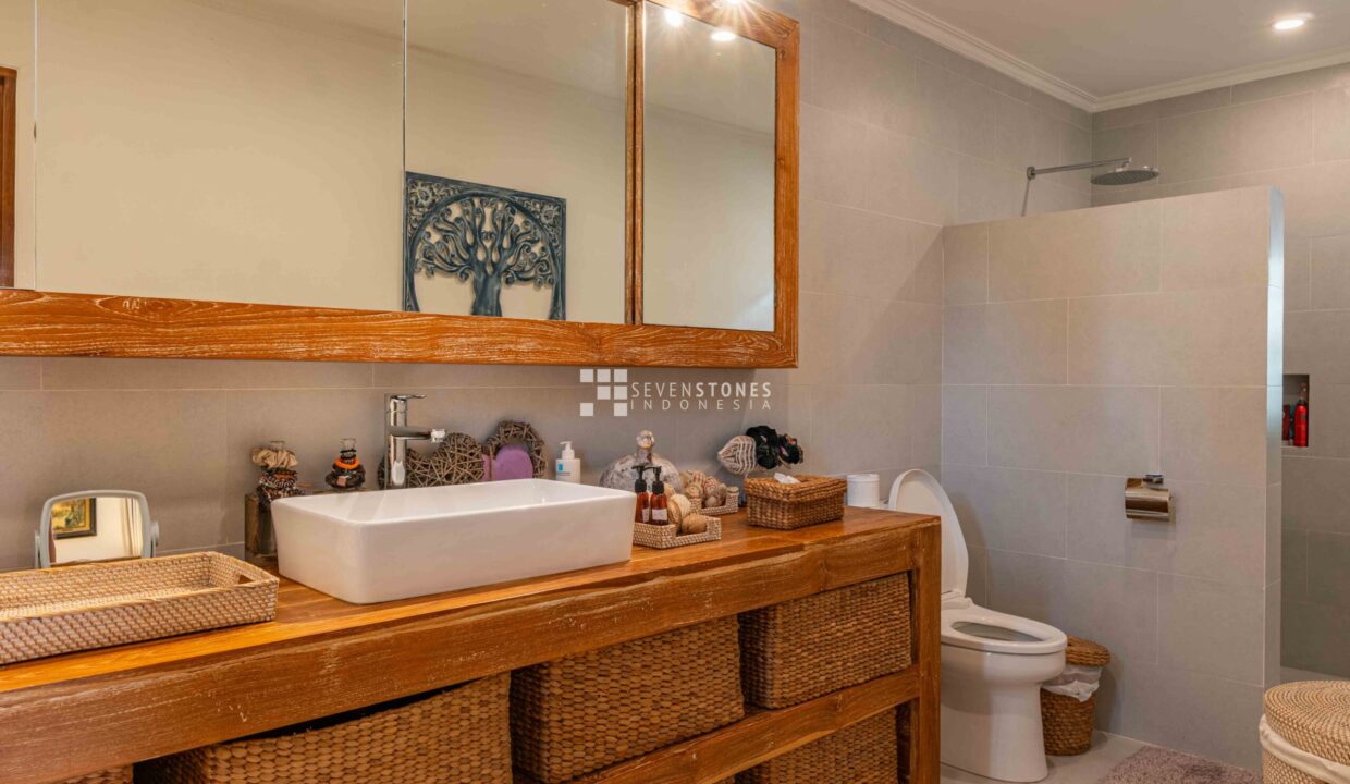 4-Bedroom Family Home in Buduk (20)
