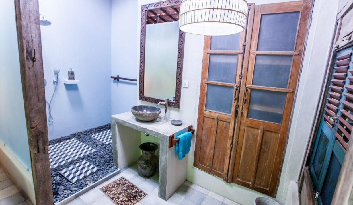 Joglo-Style Retreat Villa for Sale with Rice Field Views (17)