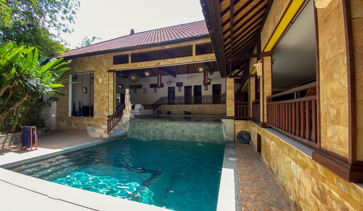 For Sale Contemporary Balinese-Inspired Villa In Kerobokan (1)
