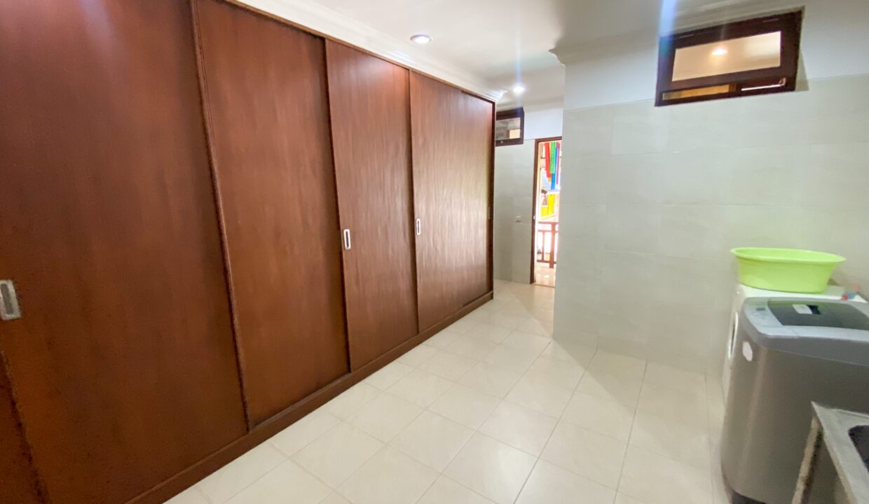 For Sale Contemporary Balinese-Inspired Villa In Kerobokan (14)