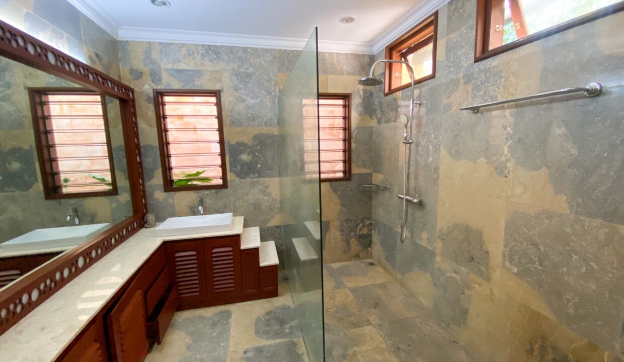 For Sale Contemporary Balinese-Inspired Villa In Kerobokan (15)