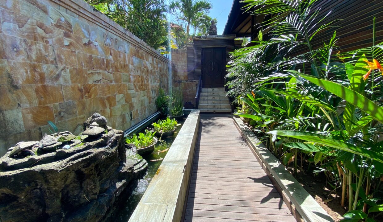 For Sale Contemporary Balinese-Inspired Villa In Kerobokan (4)