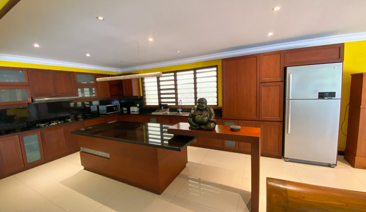 For Sale Contemporary Balinese-Inspired Villa In Kerobokan (9)