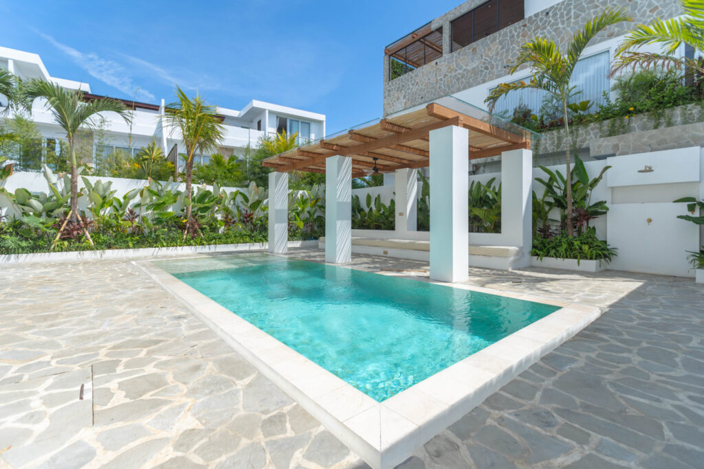 4-Bedroom Beachside Villa with Jacuzzi and Ocean View in Cemagi