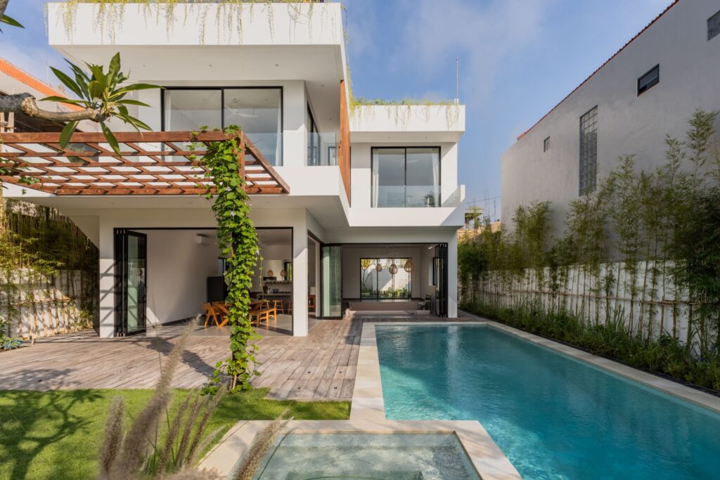 Living in Tropical Luxury Villa in Pererenan Bali