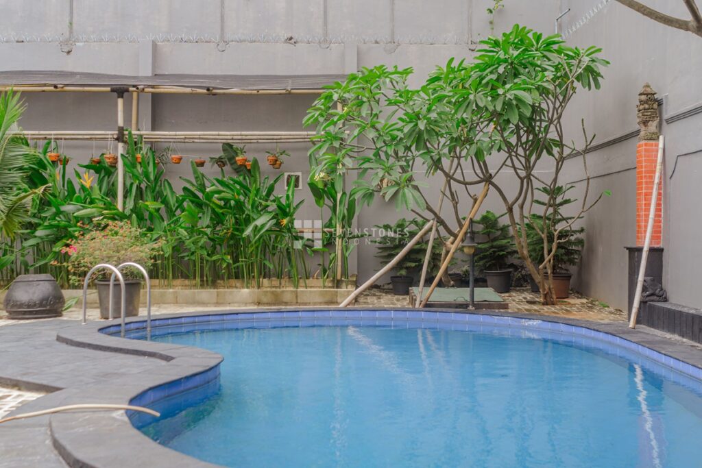 Prime Investment Opportunity: Expansive Land with an Old House in Tangerang, Ideal for Apartment or Small Residential Complex Development